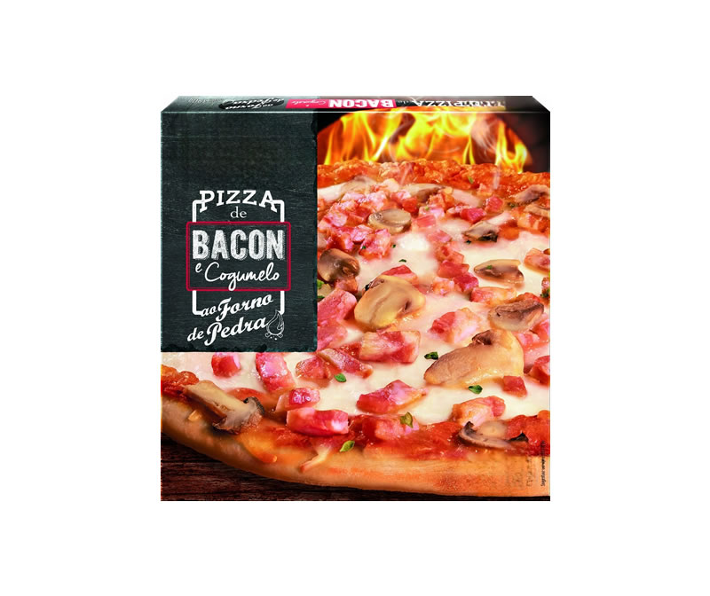 Pizza au bacon et aux champignons au four en pierre